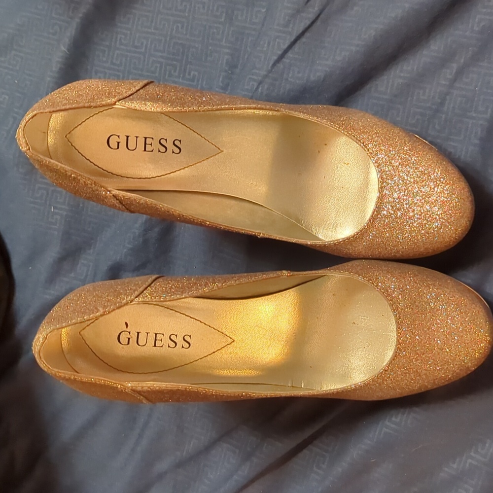 Guess pumps